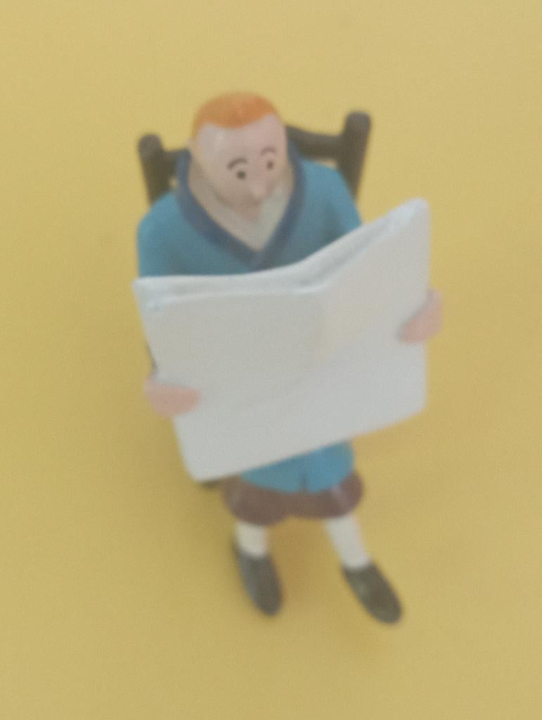 Figurine pixi Tintin assis lisant son journal tbe, Envoi, Utilisé, Fantasy