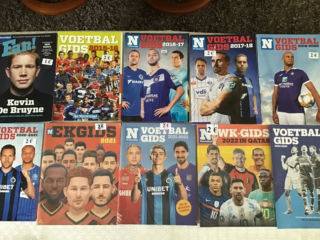 12 guides de football et 16 guides de cyclisme et autres, Enlèvement ou Envoi, Comme neuf