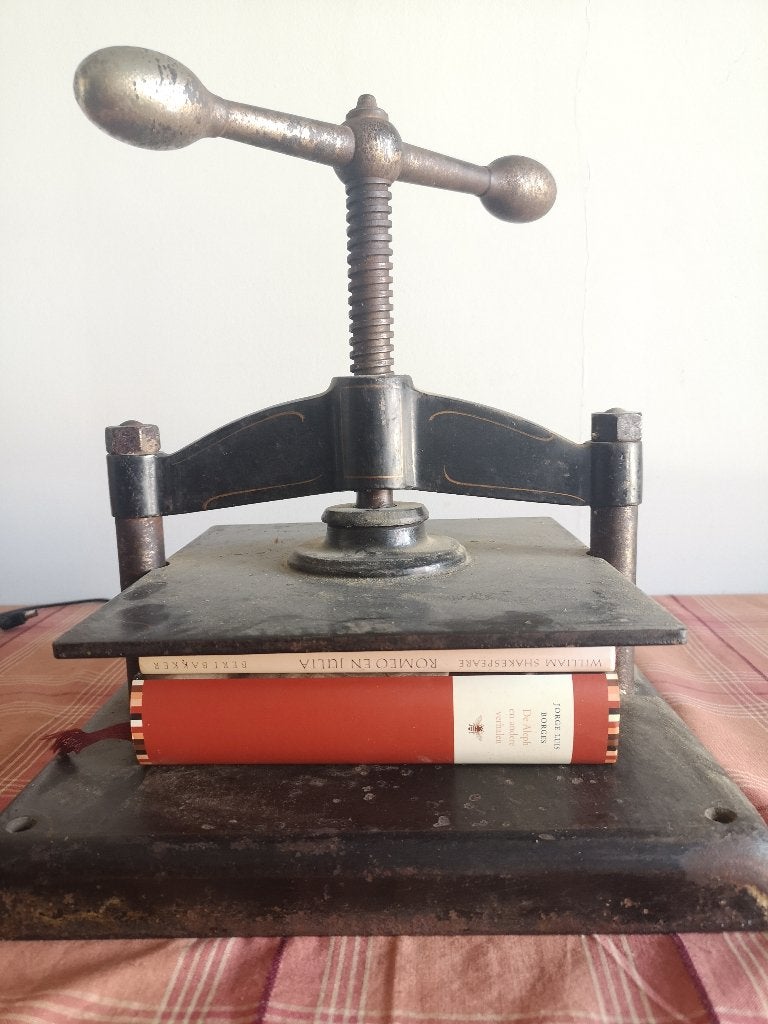 antieke gietijzeren boekenpers, Enlèvement