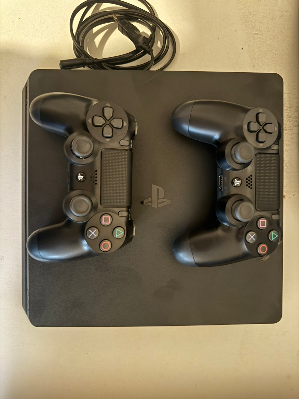 Playstation 4 slim 1TB + 2 controllers + 1 spel, Games en Spelcomputers, Ophalen, Met games, Met 2 controllers, Zo goed als nieuw