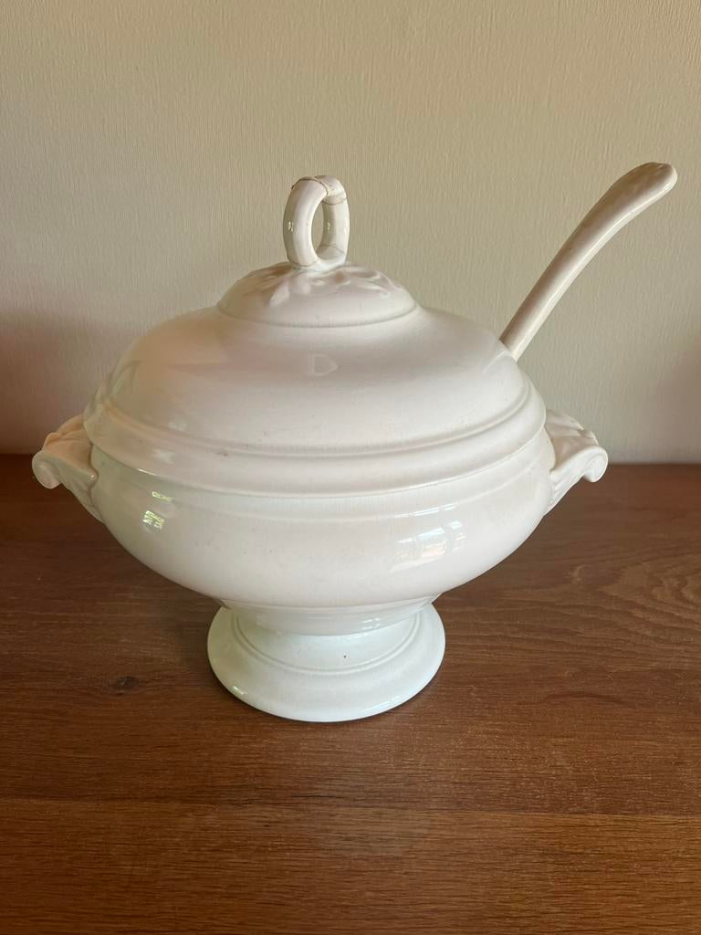 Soupiere ancienne avec louche, Enlèvement