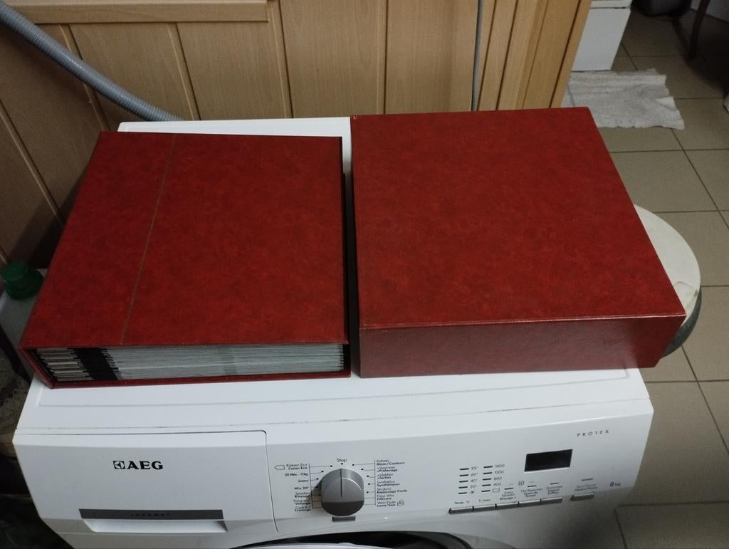 Een heel dik postzegelboek met cassette dikte 9 cm  kleur ro, Ophalen