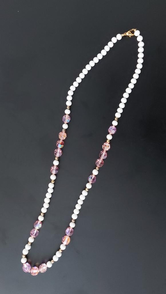 Collier sautoir blanc-rose irisée, Bijoux, Sacs & Beauté, Colliers, Enlèvement, Comme neuf, Rose, Synthétique