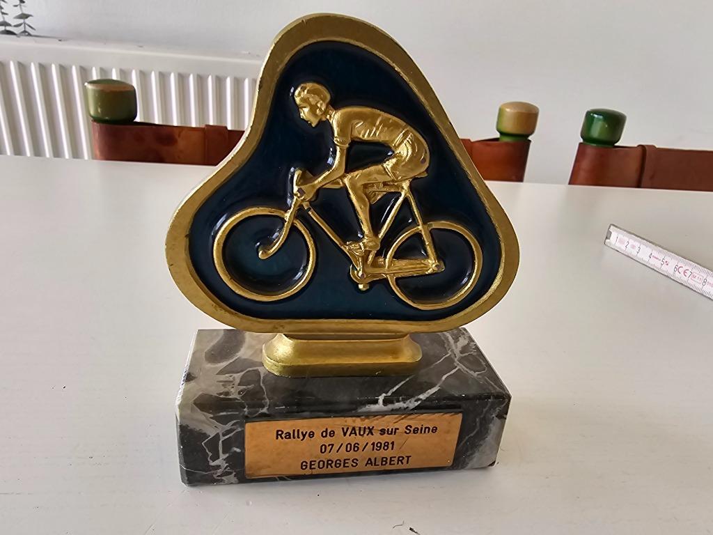 Oude fiets trofee  rallye de vaux sur seine  georges albert, Verzamelen, Sportartikelen en Voetbal, Ophalen of Verzenden
