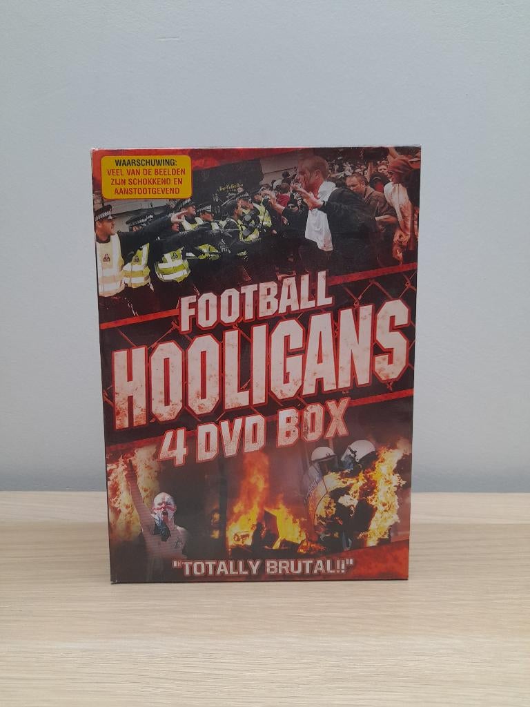 DVD 'Football Hooligans' 4 DVD box, Ophalen of Verzenden, Zo goed als nieuw, Overige typen, Boxset