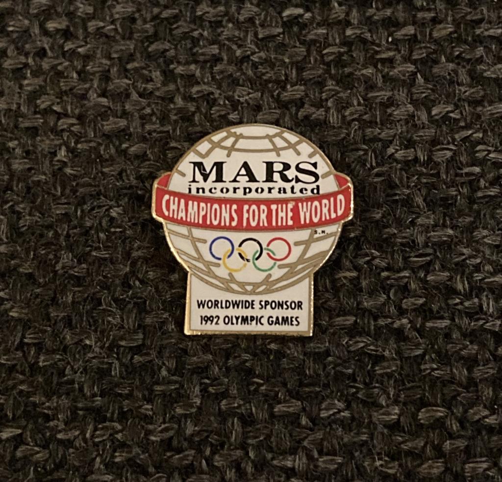 PIN - MARS INCORPORATED - OLYMPISCHE SPELEN, Verzamelen, Speldjes, Pins en Buttons, Verzenden, Gebruikt, Sport, Speldje of Pin