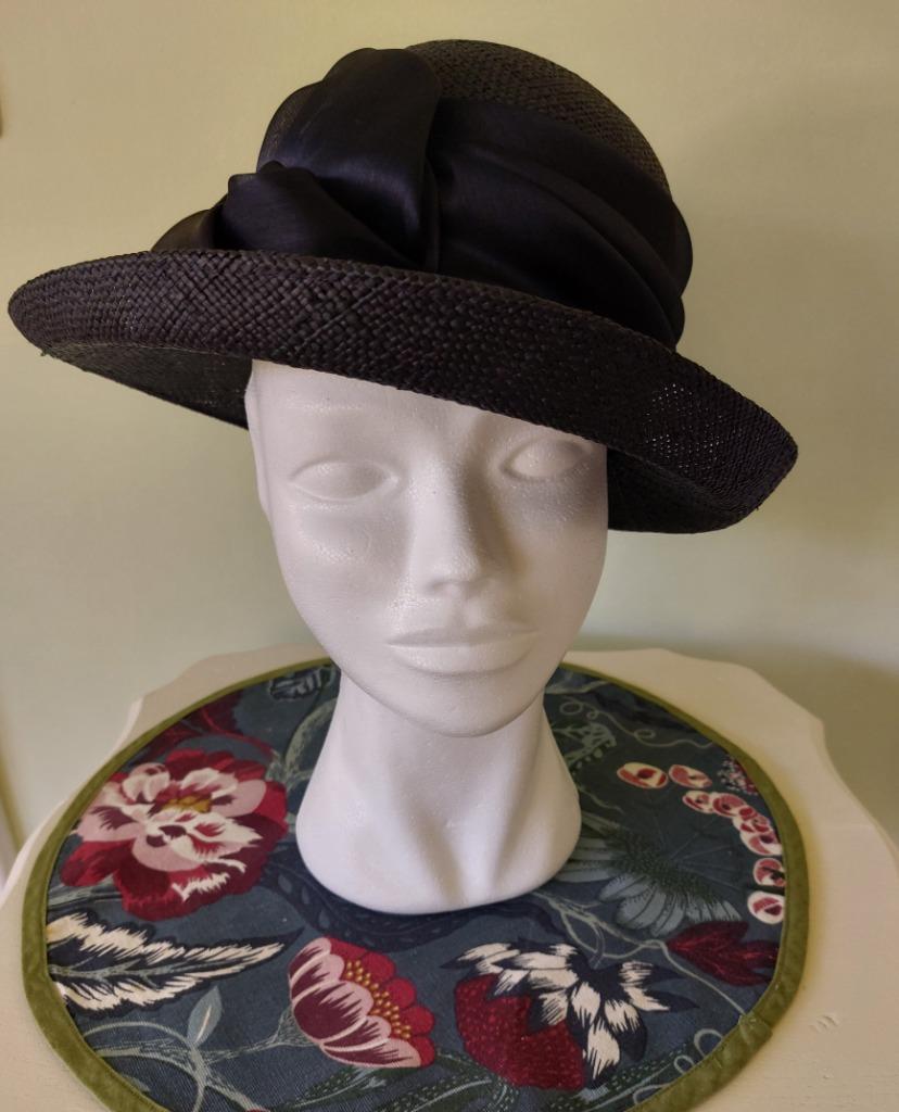 hoed donkerblauw sisal met satijnen lint als nieuw, Ophalen of Verzenden, Zo goed als nieuw, 56 of 57 cm (M, 7 of 7⅛ inch), Hoed