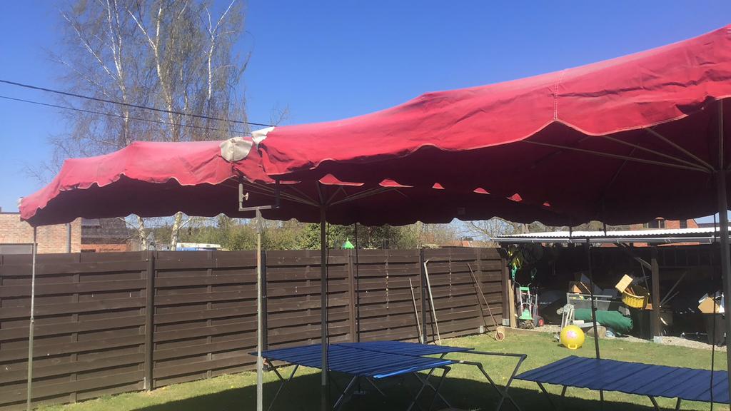 Markt paraplu plus tafels, Ophalen