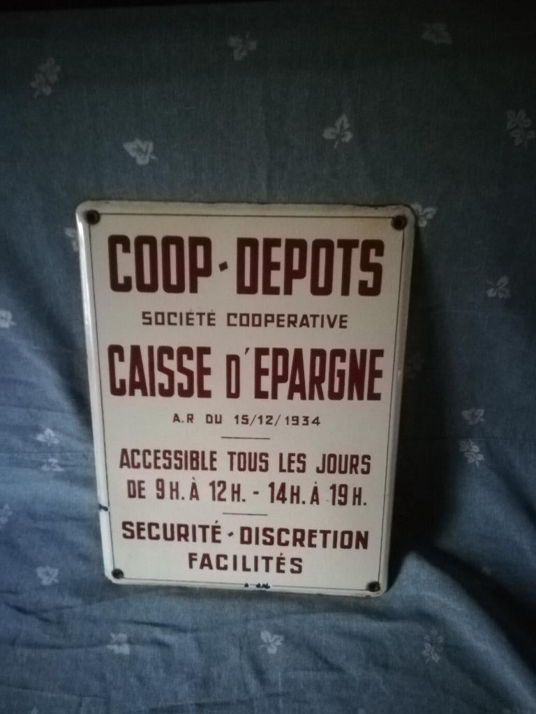Une ancienne plaque publicitaire émaillée, Enlèvement