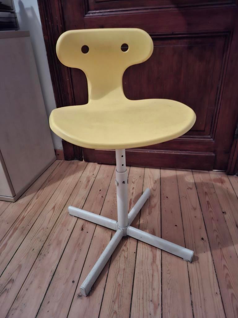 Chaise jaune, Enlèvement