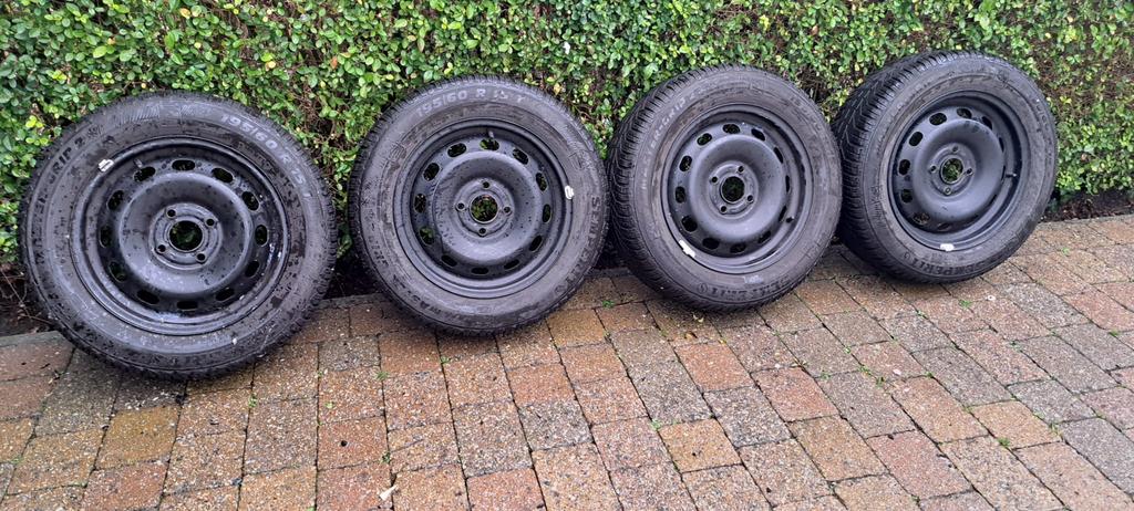 Set winterbanden - Ford Fiesta - 195/60/R15, Auto-onderdelen, Ophalen, Gebruikt, 15 inch, Banden en Velgen