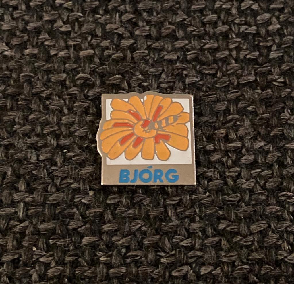 PIN - BJORG - BIO FOOD - BLOEM - BIJ - FLEUR - ABEILLE, Envoi, Utilisé, Marque, Insigne ou Pin's