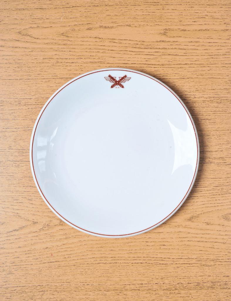 31A - mess bord (20 cm), Verzamelen, Verzenden, Landmacht, Embleem of Badge