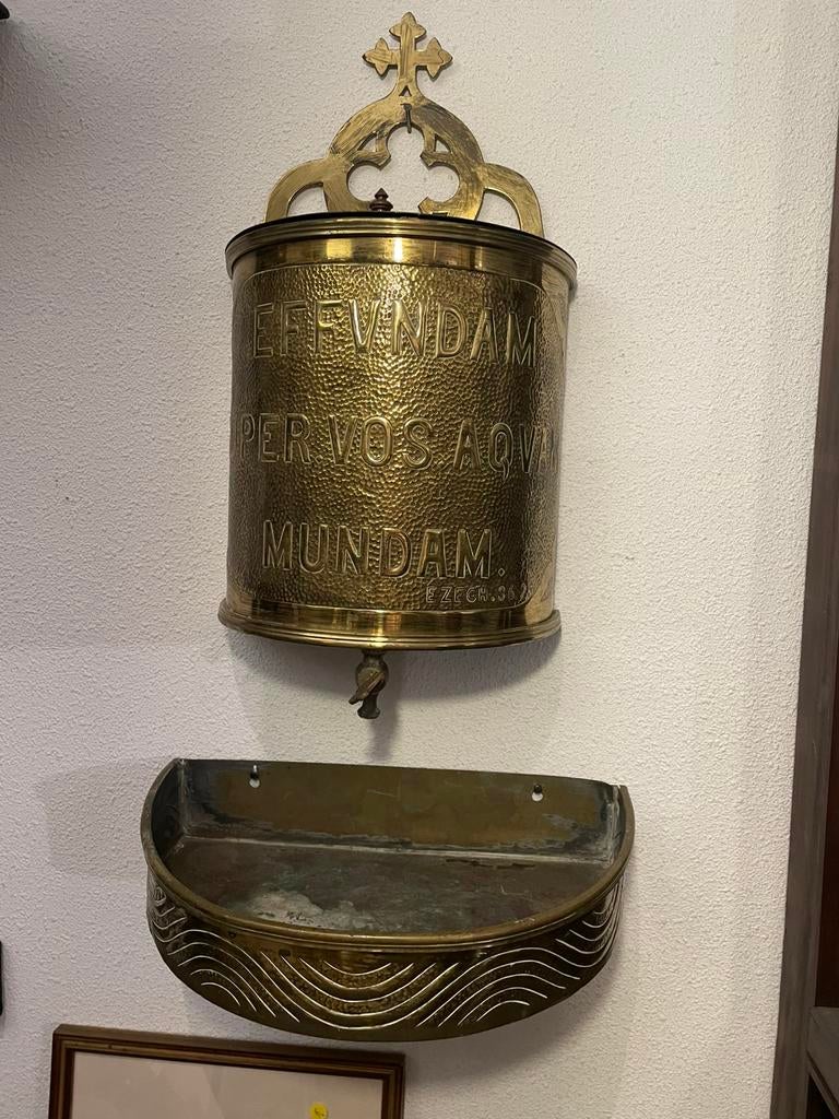 Antiek Koperen Kerk Wijwatervat met Latijnse Tekst., Antiek en Kunst, Ophalen of Verzenden