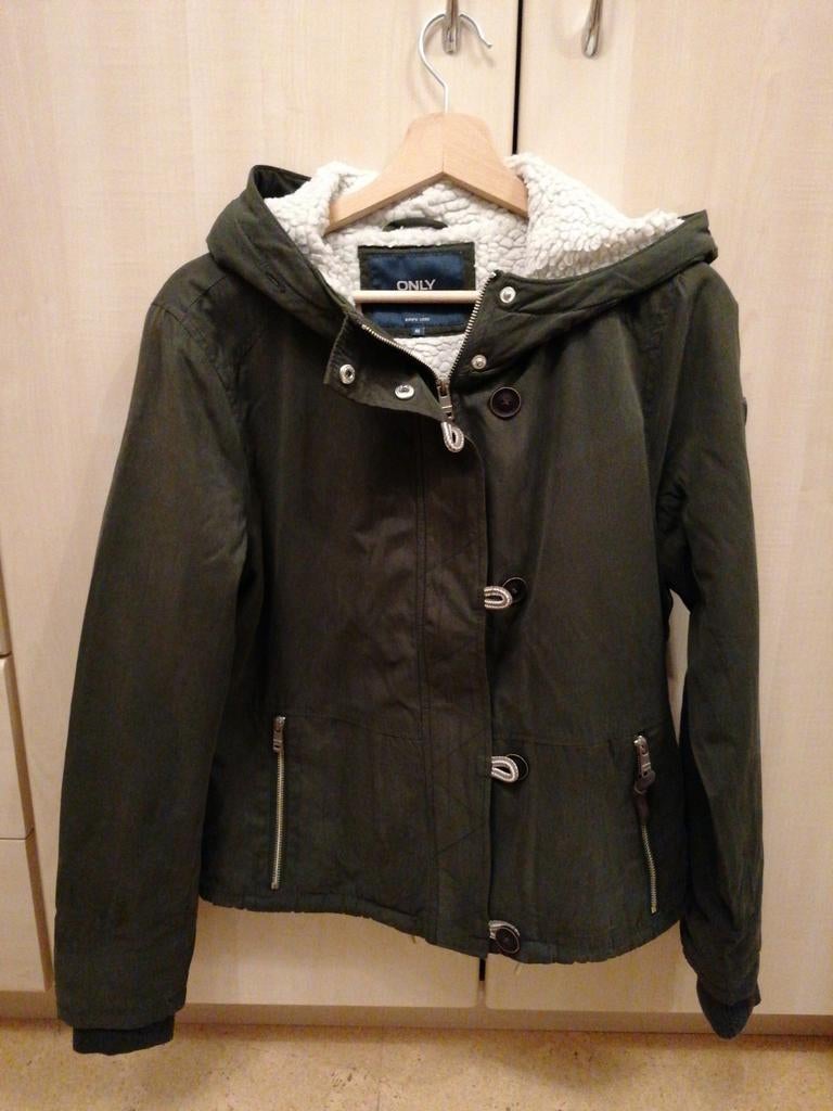 Sportieve donkergroene winterjas van Only maat medium, Maat 38/40 (M), Only, Ophalen of Verzenden, Gedragen