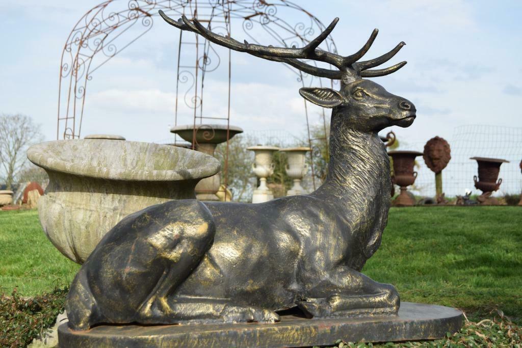 Grand cerf couché en fonte patinée bronze (chasse)., Jardin & Terrasse, Statues de jardin, Enlèvement, Neuf, Autres matériaux