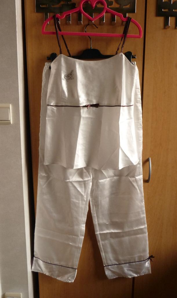 Witte satijnen pyjama set broek topje bruine afwerking Mt L, Vêtements | Femmes, Pyjamas, Taille 42/44 (L), Enlèvement ou Envoi