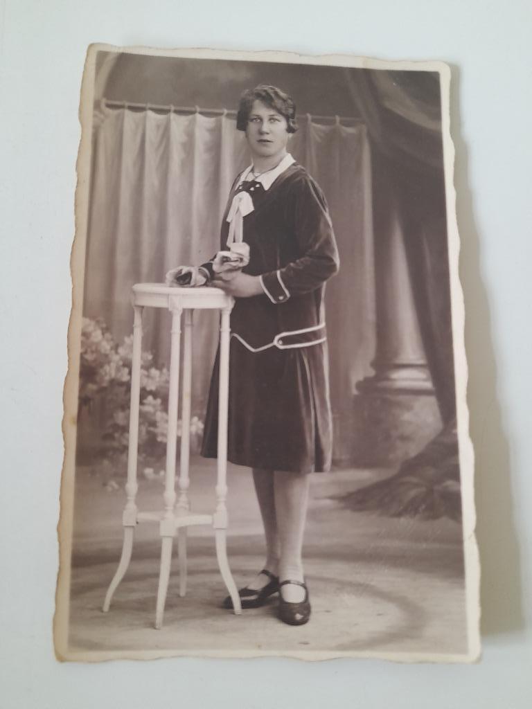 Carte postale - portrait en studio d'une jeune femme, 1920, Enlèvement ou Envoi, 1920 à 1940, Non affranchie