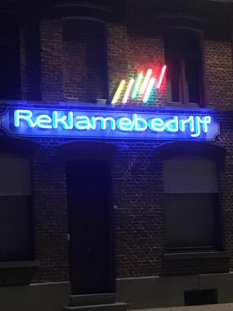 Neon lichtreclame, Ophalen