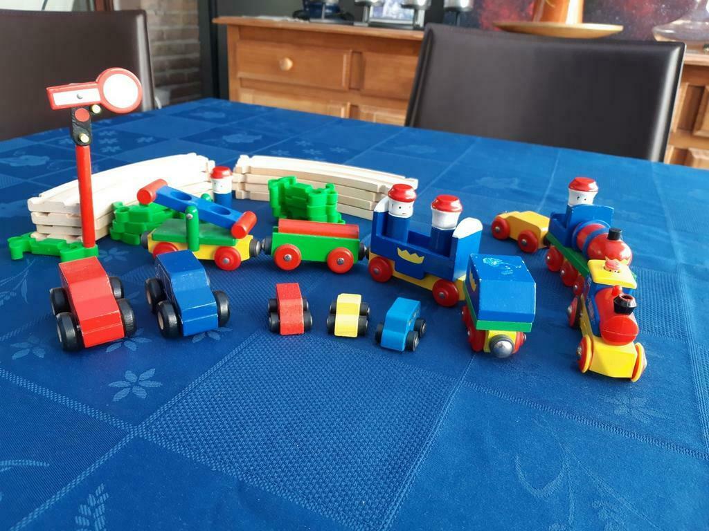 Houten trein met rails, wagons en wagens, Ophalen, Zo goed als nieuw