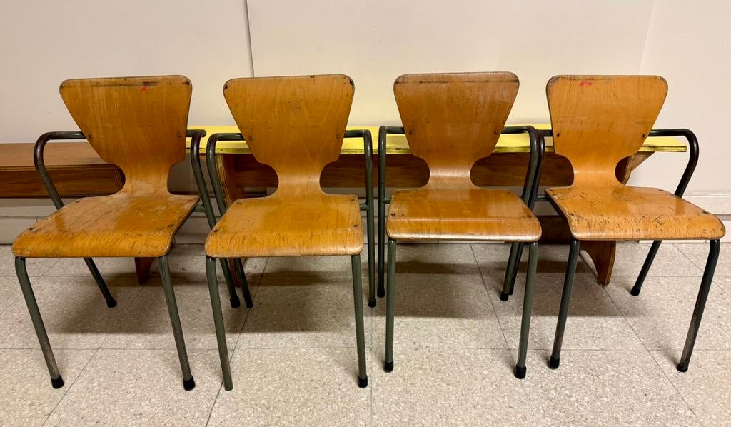 4 retro charmante stoeltjes uit school, Huis en Inrichting, Ophalen, Gebruikt, Bruin, Vier