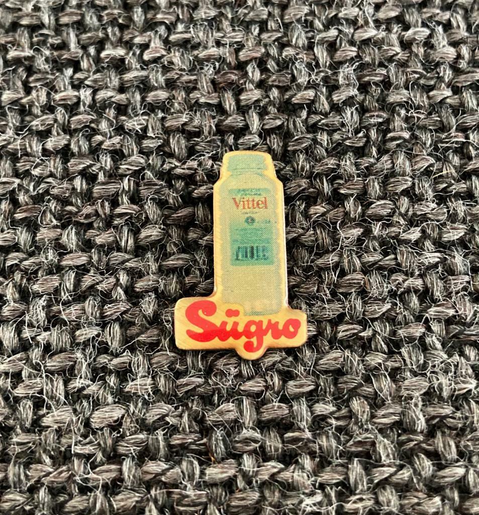 PIN - SÜGRO - VITTEL, Collections, Envoi, Utilisé, Marque, Insigne ou Pin's