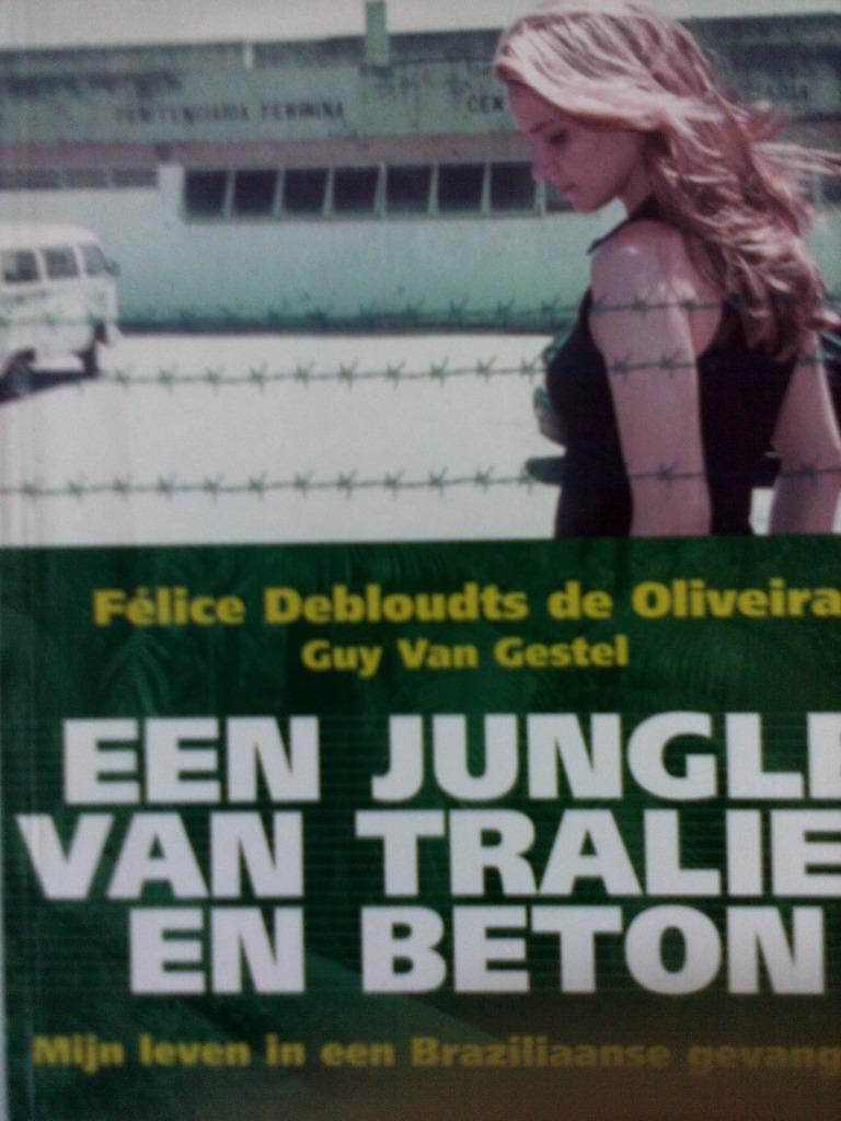 EEN JUNGLE VAN TRALIES EN BETON. Boek., Ophalen, Gelezen