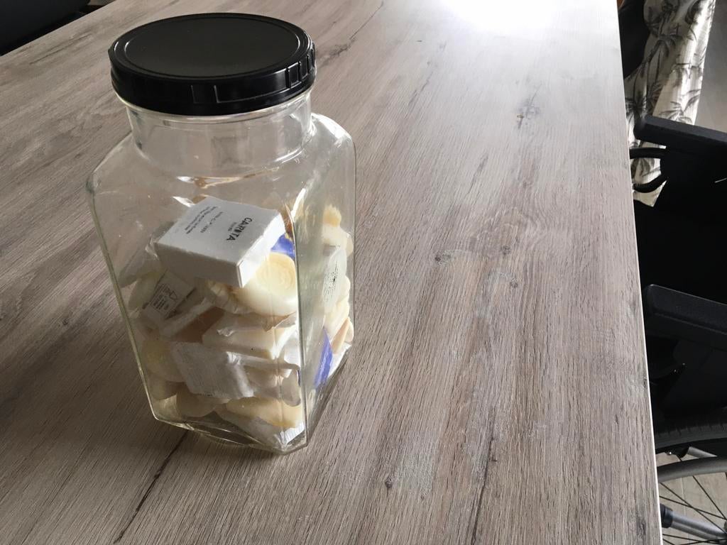 Oude  snoepbokaal met zeepjes, Ophalen