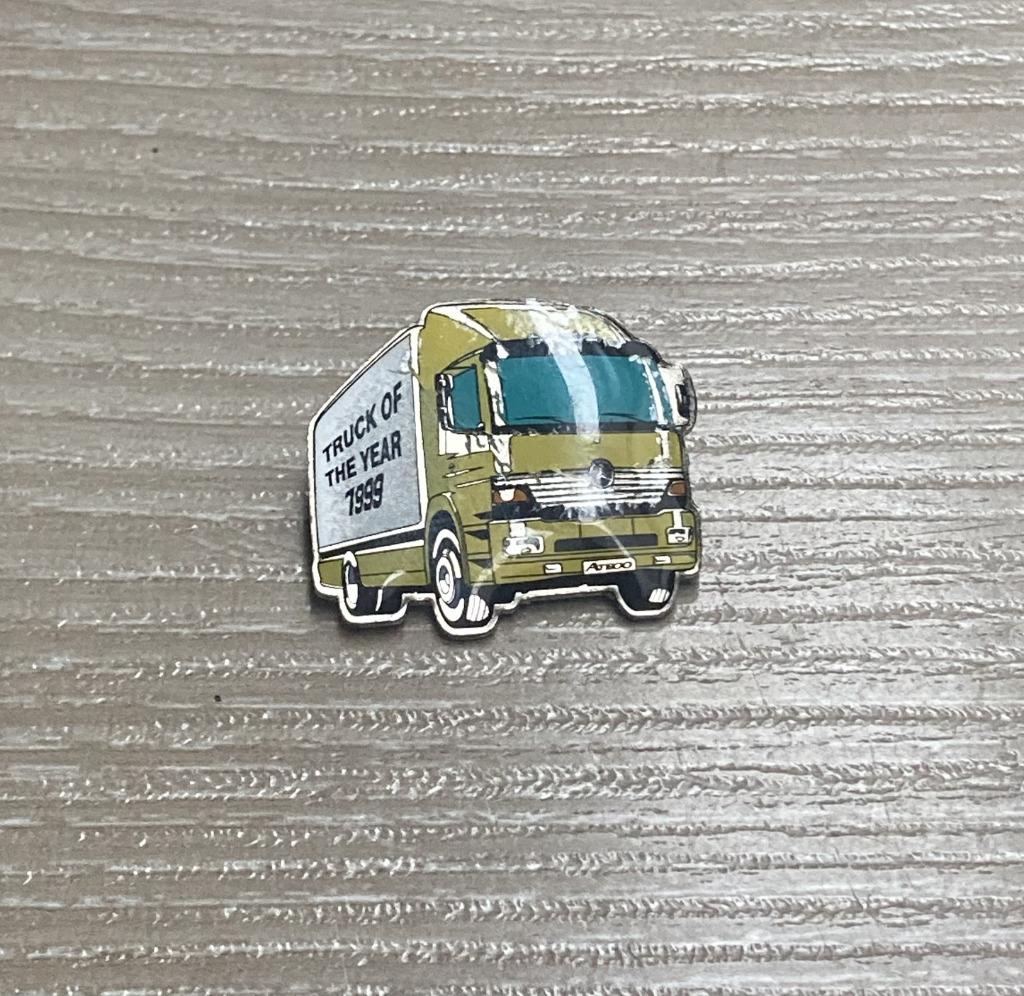 PIN - MERCEDES - TRUCK OF THE YEAR 1999, Verzamelen, Speldjes, Pins en Buttons, Verzenden, Gebruikt, Transport, Speldje of Pin