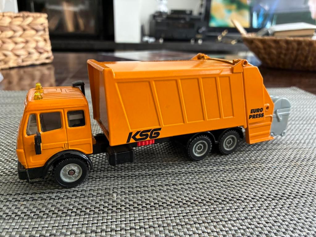 camion poubelle siku Mercedes 2624  1/55, Ophalen, Zo goed als nieuw, Bus of Vrachtwagen