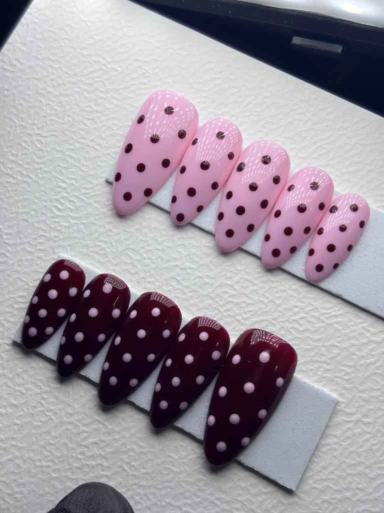 Polka dots press on nails, Enlèvement ou Envoi, Rose, Comme neuf, Mains et Ongles