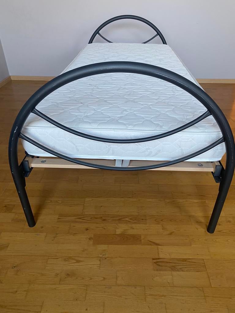 2 Lits 1 personne avec  matelas et sommiers., Maison & Meubles, Chambre à coucher | Lits, 90 cm, Enlèvement, Noir, Une personne
