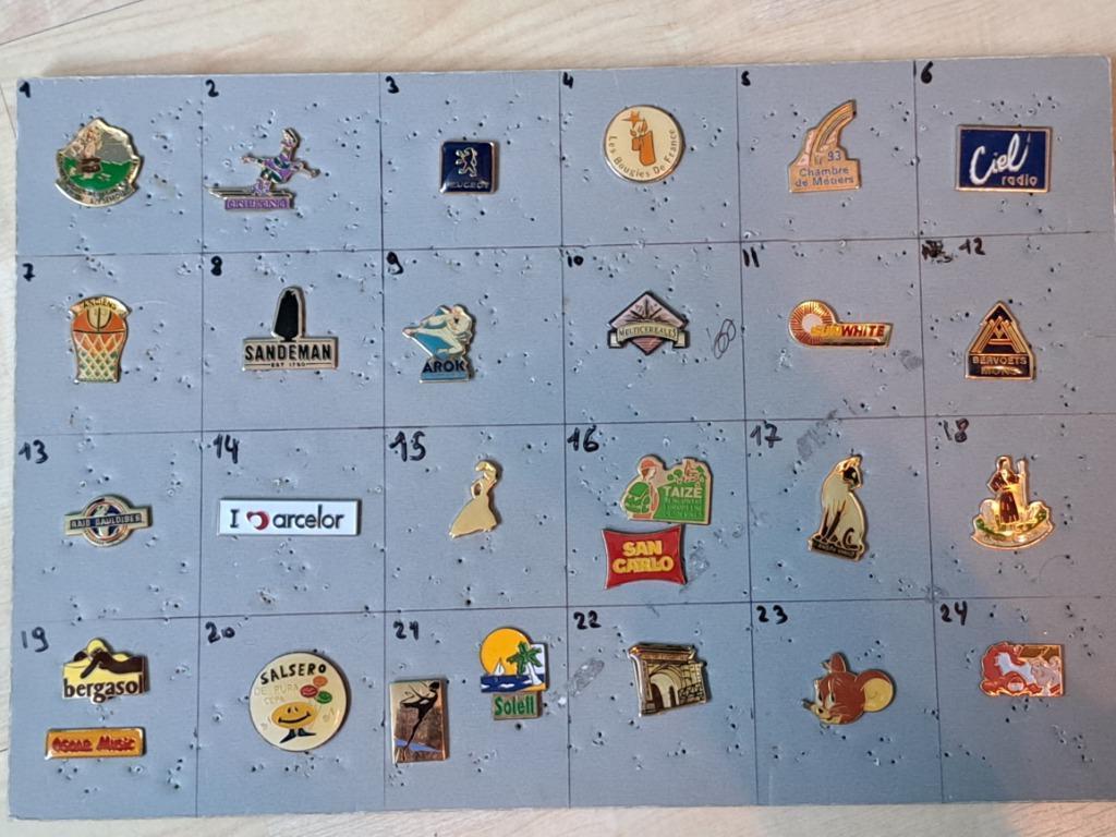 Pin's pins bij de doos zie foto's en nieuws/lees de aankondi, Ophalen of Verzenden
