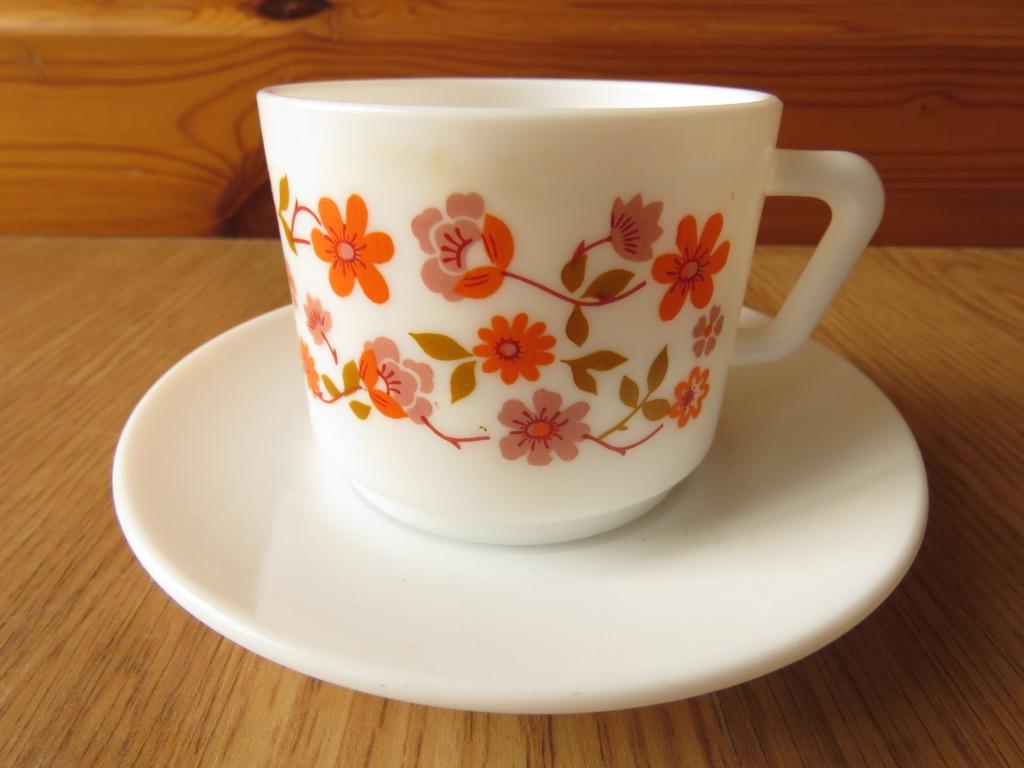 vintage arcopal tasse et sous tasse motifs fleuris scania, Enlèvement ou Envoi, Comme neuf, Tasse(s) et/ou soucoupe(s)
