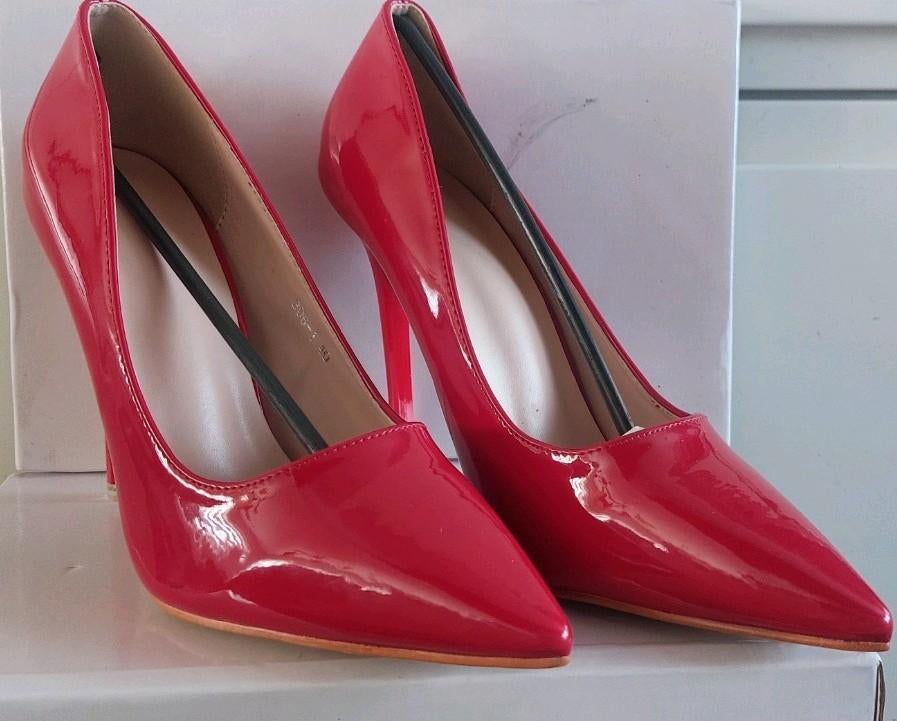 Nieuwe schoen met hak in maat 40, Ophalen of Verzenden, Zo goed als nieuw, Rood