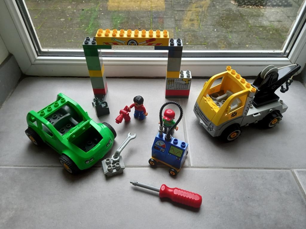 Lego Duplo, drukte in de garage, 2 voertuigen, monteur,, Ophalen of Verzenden, Duplo