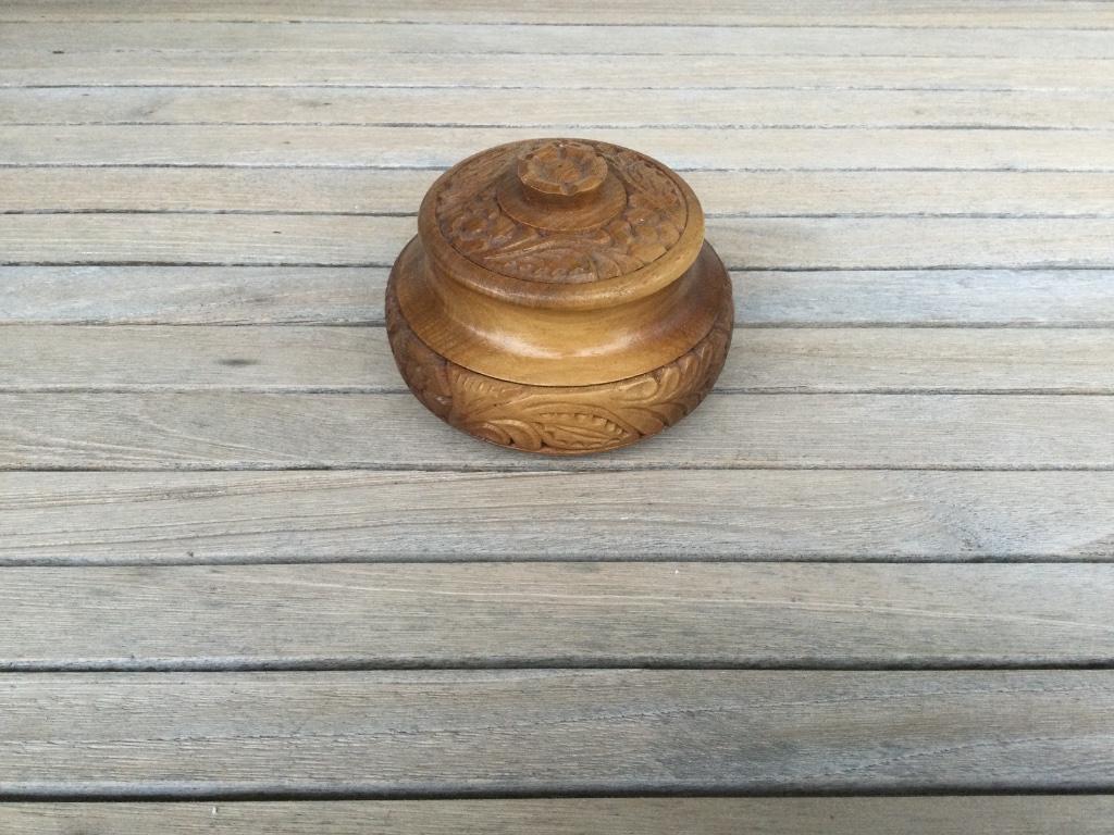 Houten potje met sculptuur, Antiek en Kunst, Kunst | Beelden en Houtsnijwerken, Ophalen of Verzenden