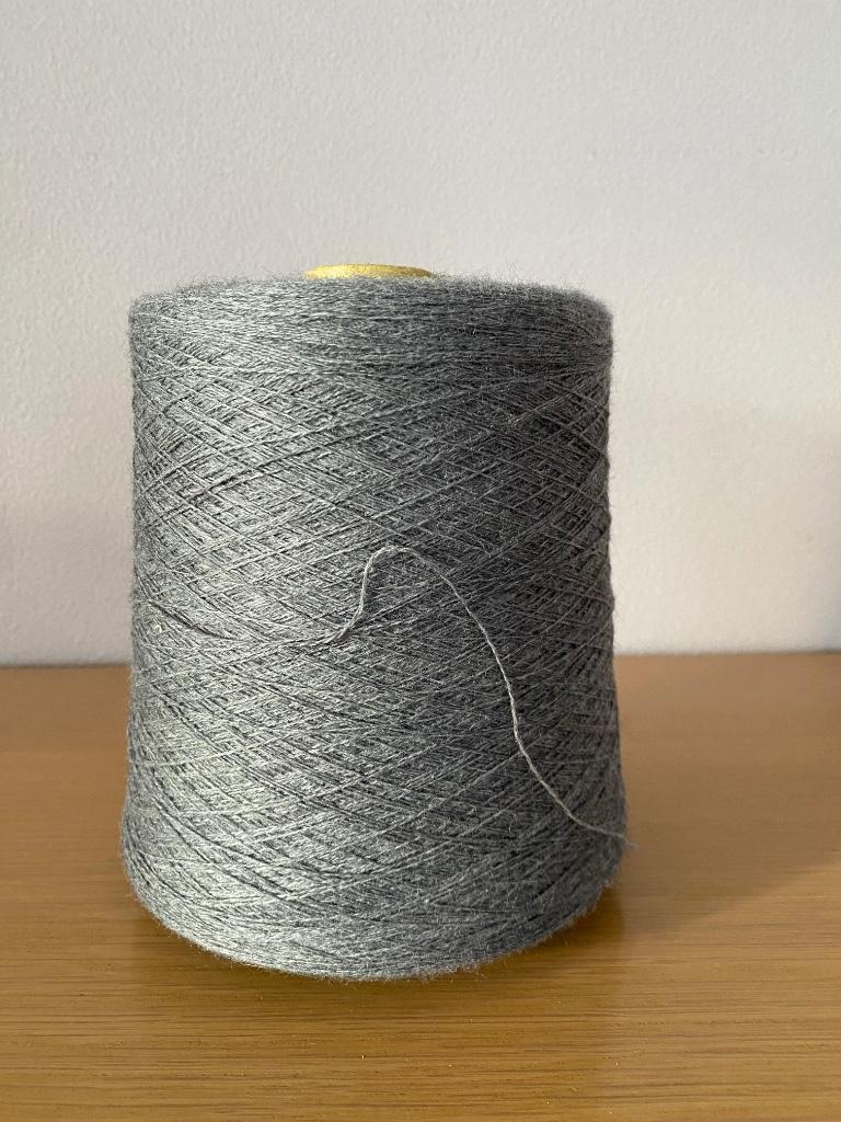 1 bobine de laine gris clair, Enlèvement, Comme neuf, Tricot, Machine