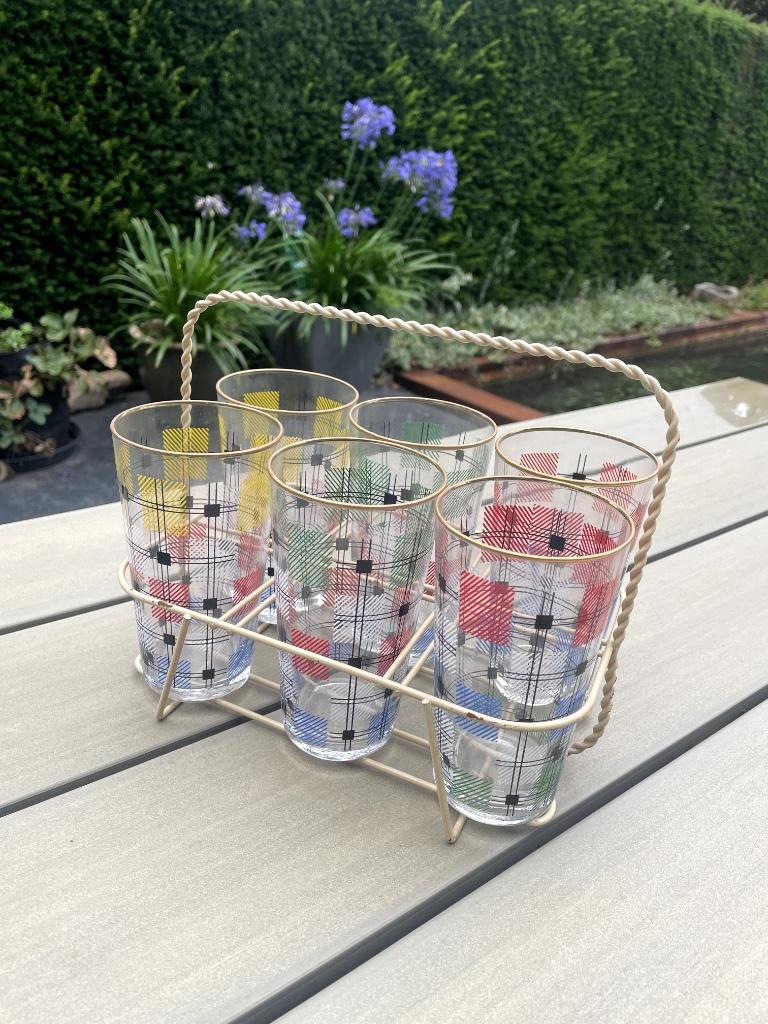 Vintage drinkglazen in mandje, Ophalen