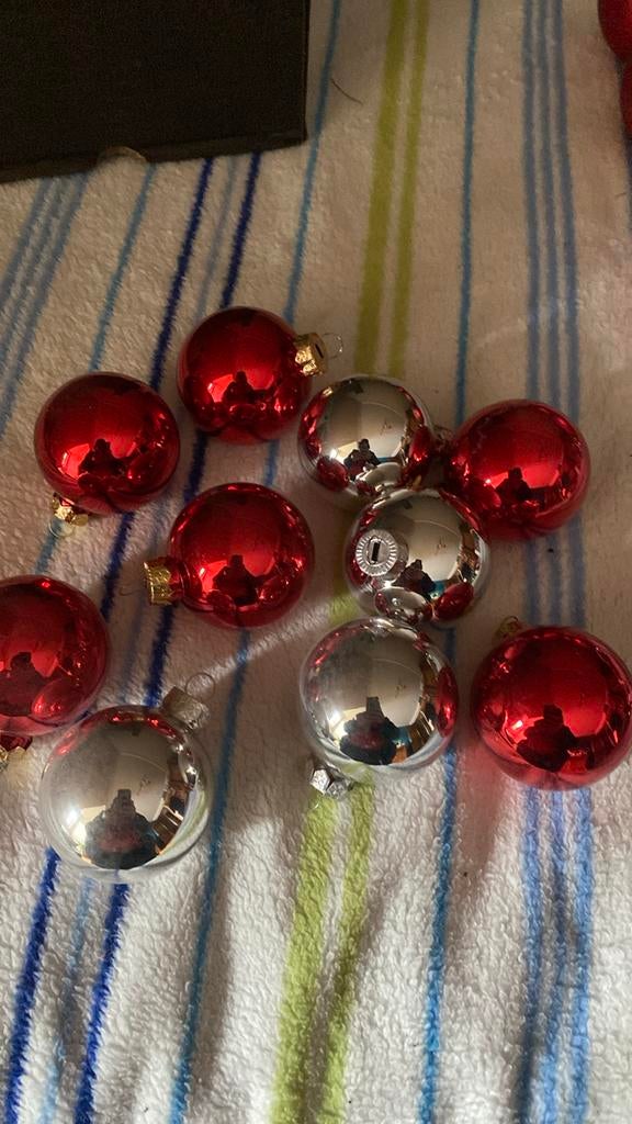 Kerstbollen zilver en rood  10 stuks, Ophalen of Verzenden