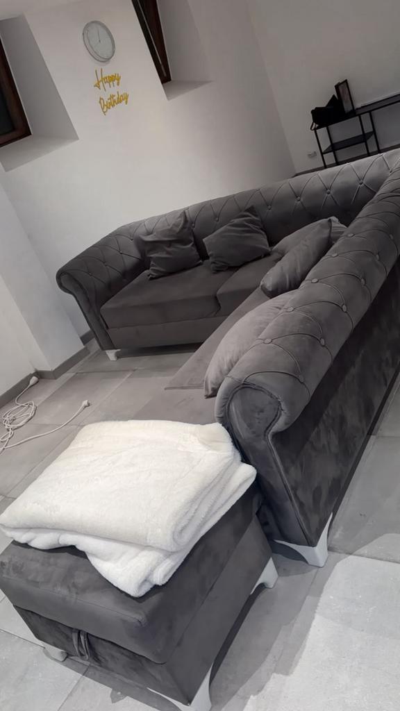 C'est un canapé d'angle de style Chesterfield en velours gri, Ophalen, Zo goed als nieuw