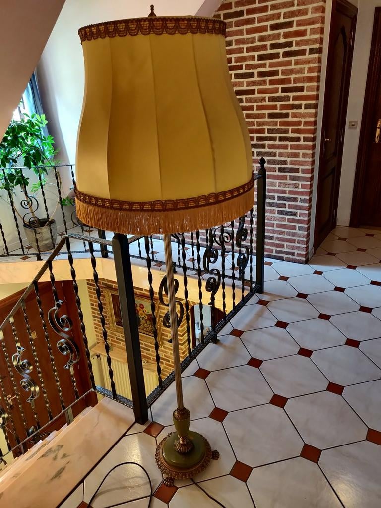 Antieke vloerlamp, Enlèvement