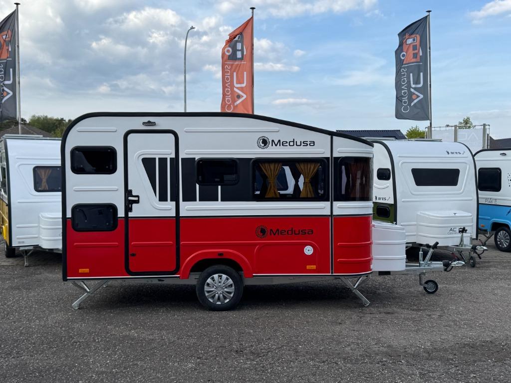 ✅CARAVAN MEDUSA • ROOD • NIEUW • 4PERSOONS • ALKO • 720KG •, Caravans en Kamperen, Caravans, Overige merken, Bedrijf, Treinzit