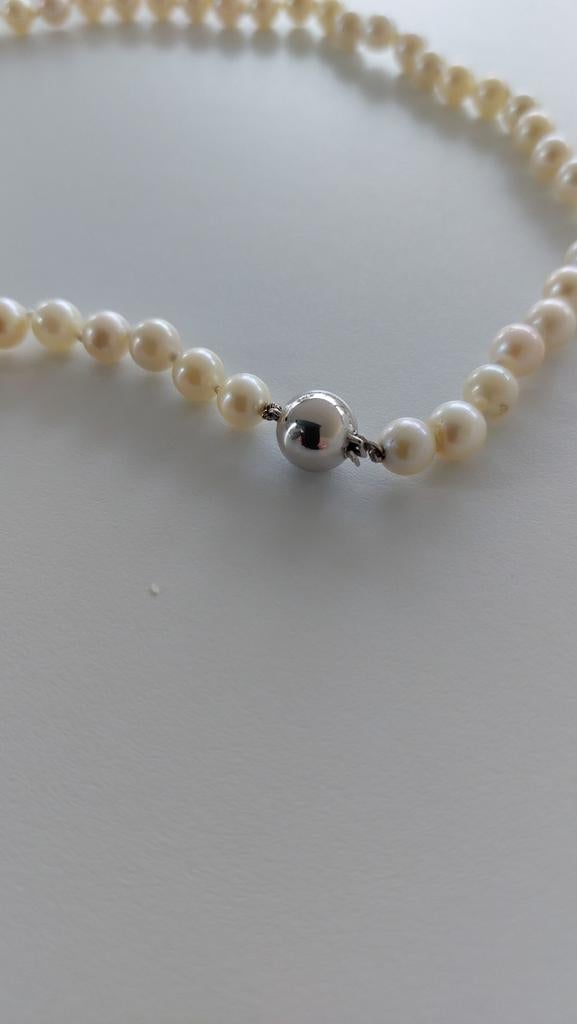 Parelketting met witgoud slotje, Ophalen of Verzenden, Zo goed als nieuw