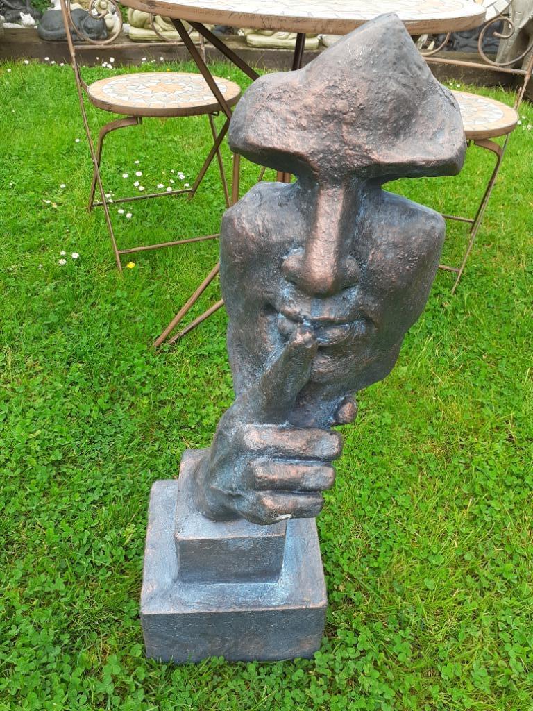 Grande statue en résine patinée bronze de qualité (le chut), Enlèvement, Neuf