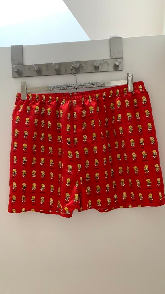 rode satijnen boxershort xxl patroon van Homer Simpson, Enlèvement
