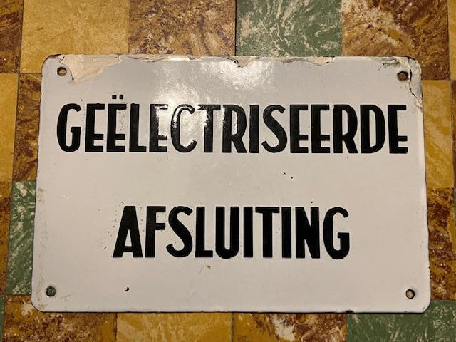 Oud emaillebord "Geëlectriseerde afsluiting", Ophalen