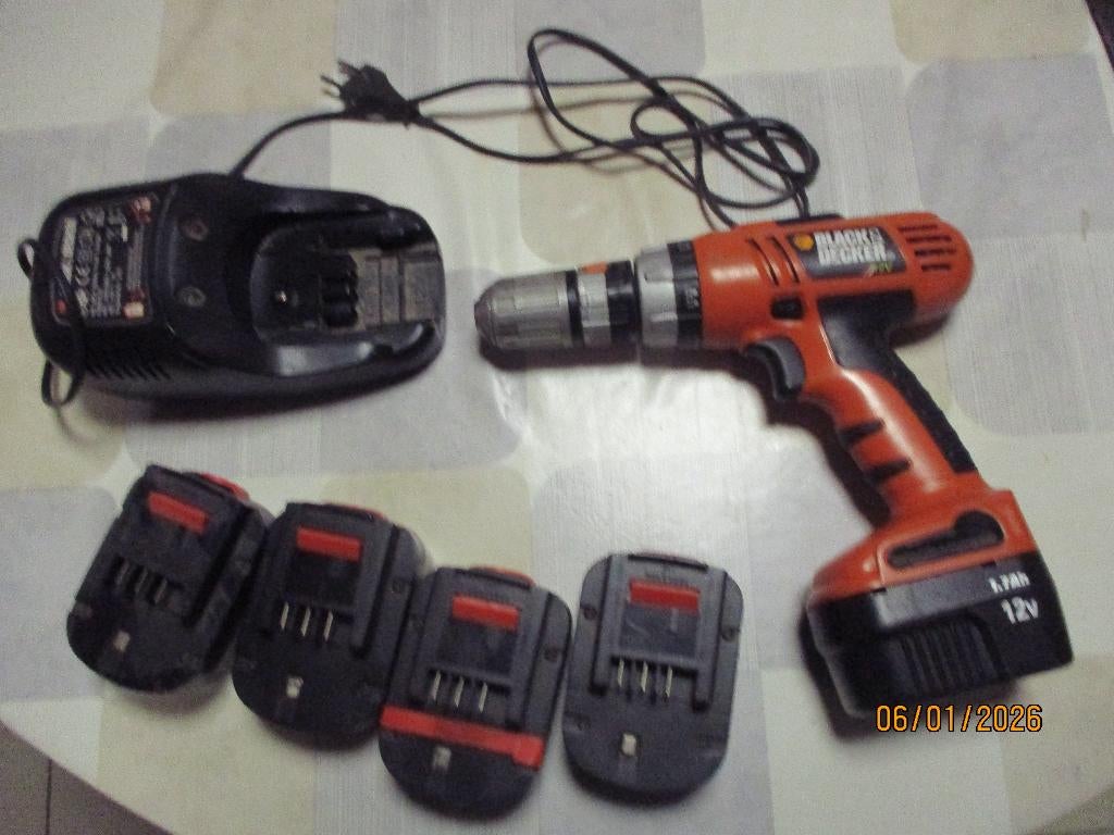 Schroefmachine Black&Decker met 5 batterijen + lader, Ophalen of Verzenden, Gebruikt, Boor- en Schroefmachine, Variabele snelheid