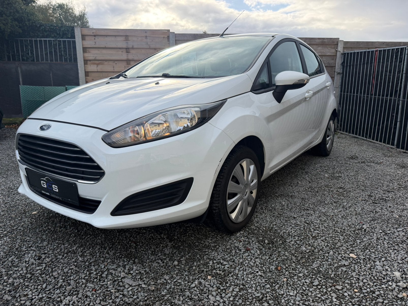 Ford fiesta bwj 2013 met 91000 km, Auto's, Voorwielaandrijving, Euro 5, Stof, Zwart