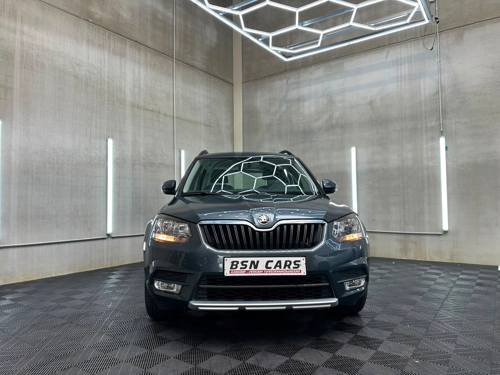 SKODA YETI/AUTOMAAT/BENZINE/PDC/NAVI/1EIGENAAR/GARANTIE, Auto's, Testrit aan huis, Stof, 5 deurs, Zilver of Grijs